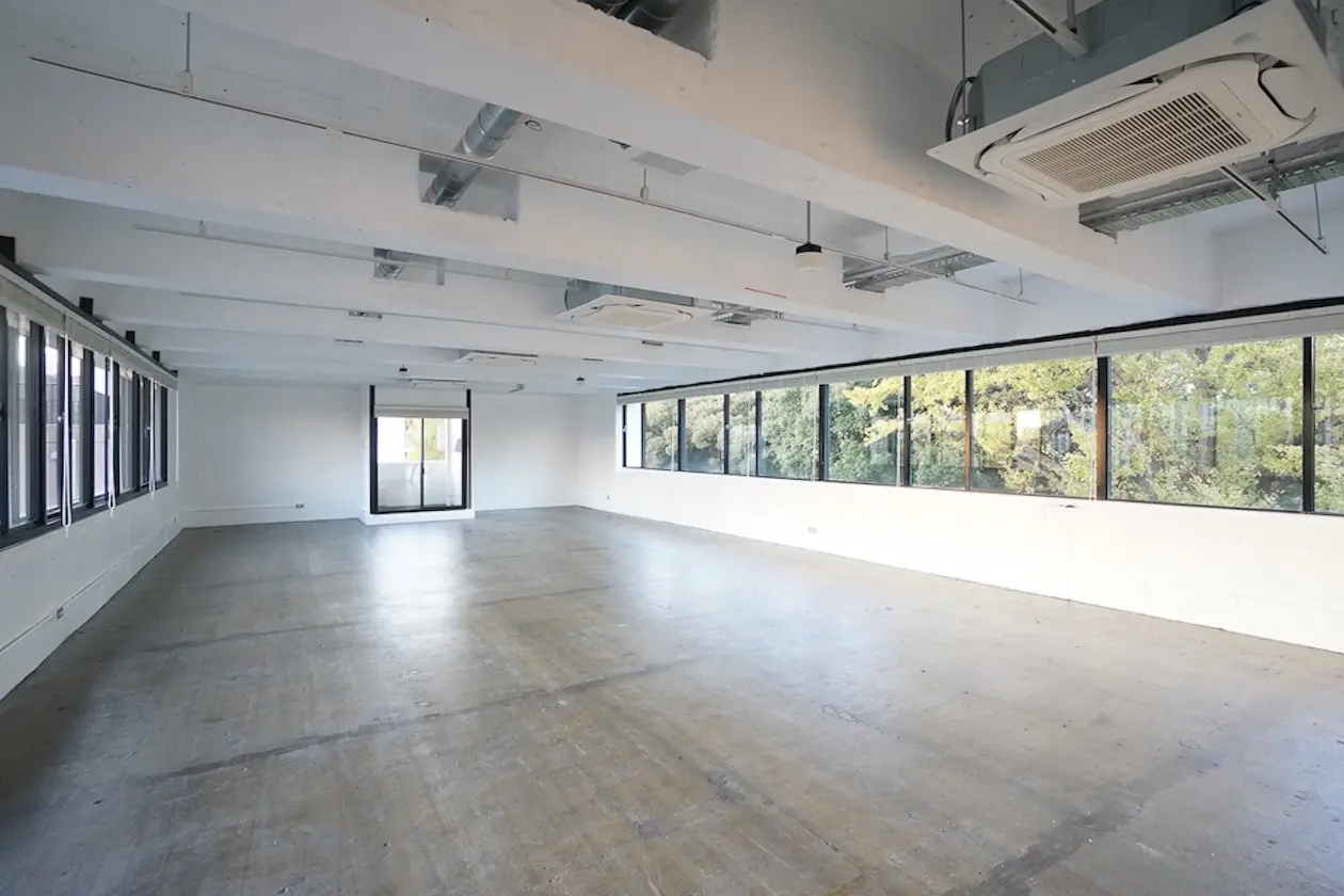 千駄ヶ谷3分、御苑の緑を望むリノベオフィス 室内