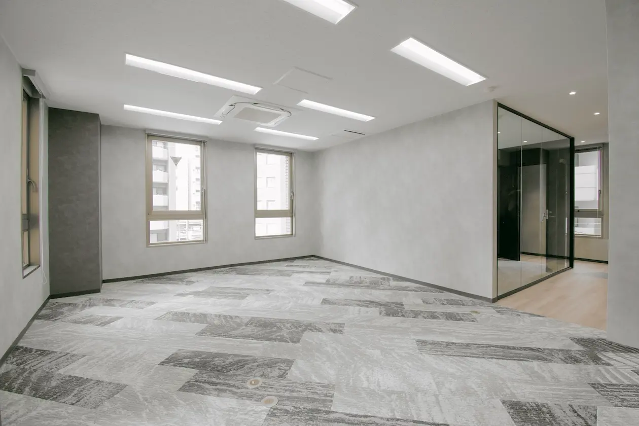 恵比寿、コンパクトな家具付きセットアップ 室内