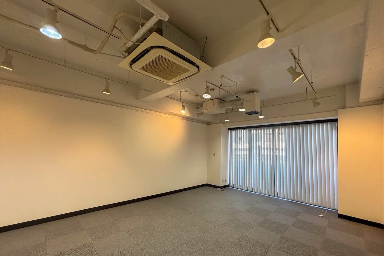 麻布十番、ラフな素材で整えるワンフロアオフィス 室内