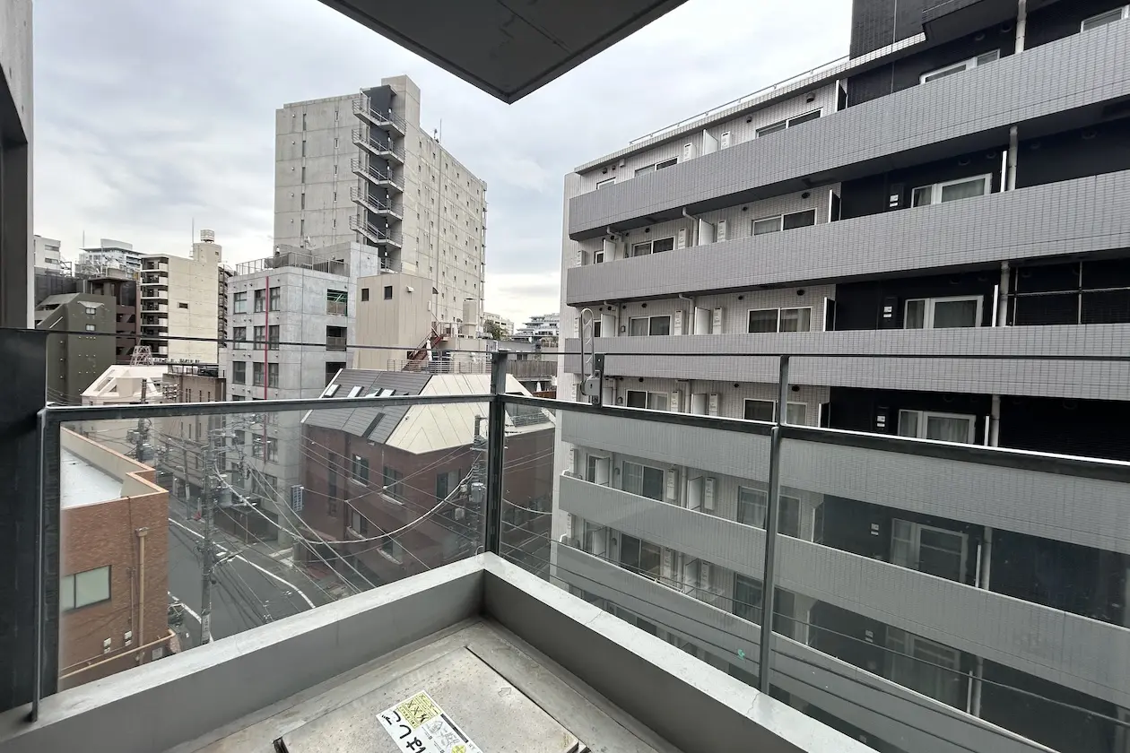 麻布十番3分、白とコンクリートの居抜きオフィス 室内