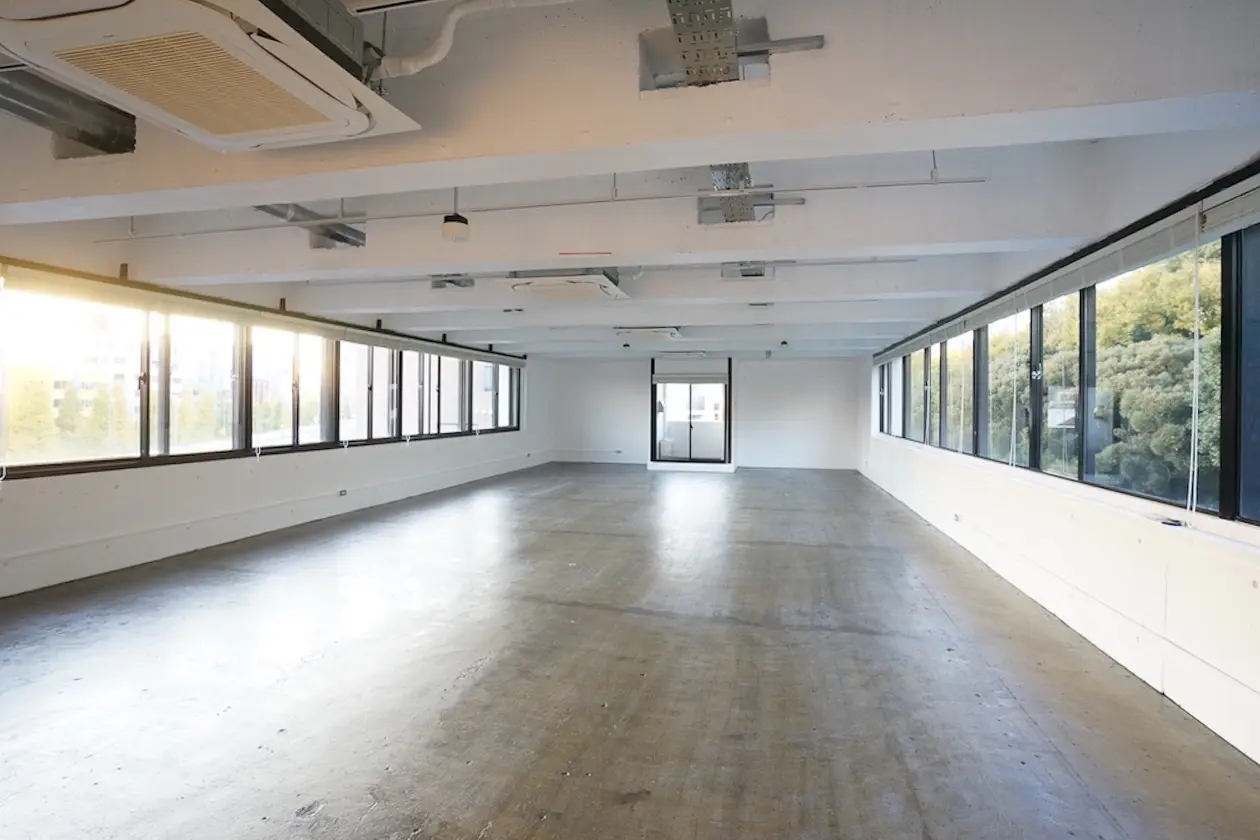 千駄ヶ谷3分、御苑の緑を望むリノベオフィス 室内