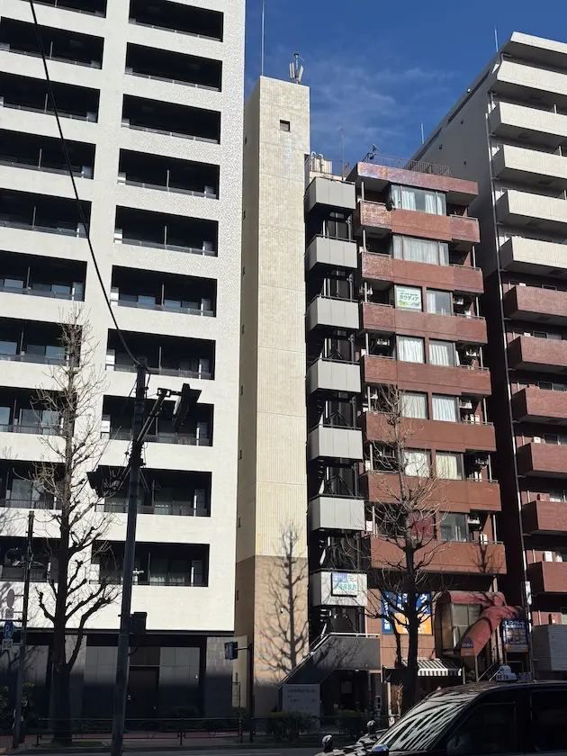 麻布十番、ラフな素材で整えるワンフロアオフィス 外観