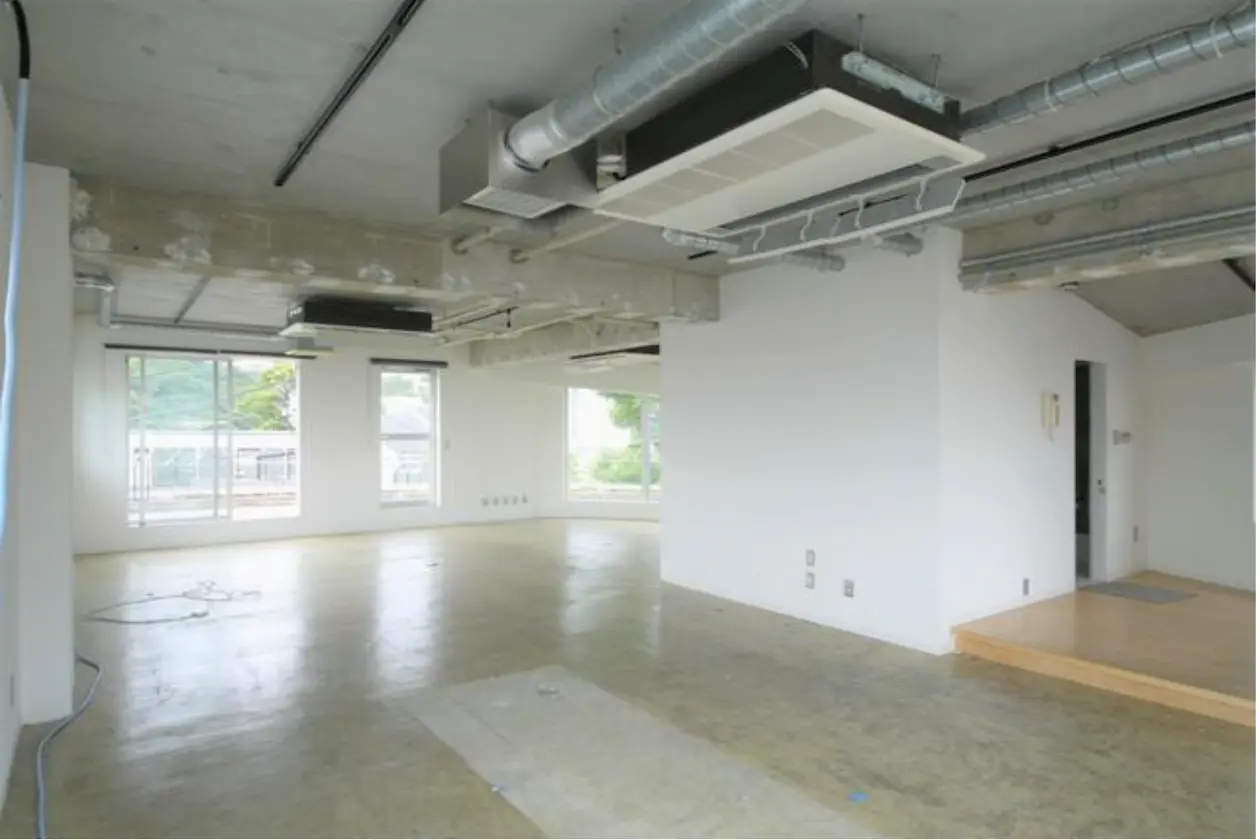 中目黒、彩光とモルタルが美しいリノベオフィス 室内