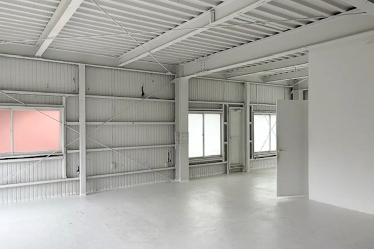 白金、スタジオ向きの天高倉庫風ホワイト空間 室内