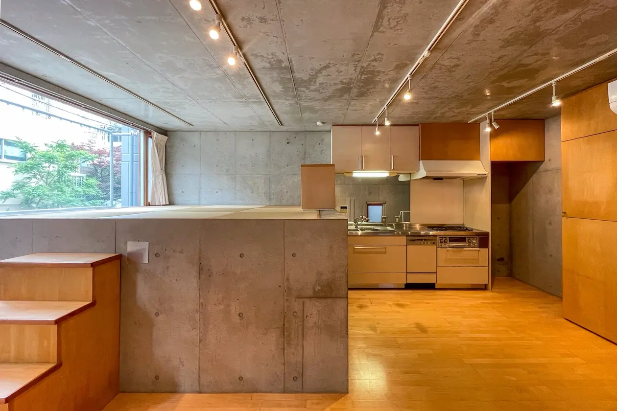 池尻大橋、コンクリートと木の温もりを感じるメゾネットSOHO