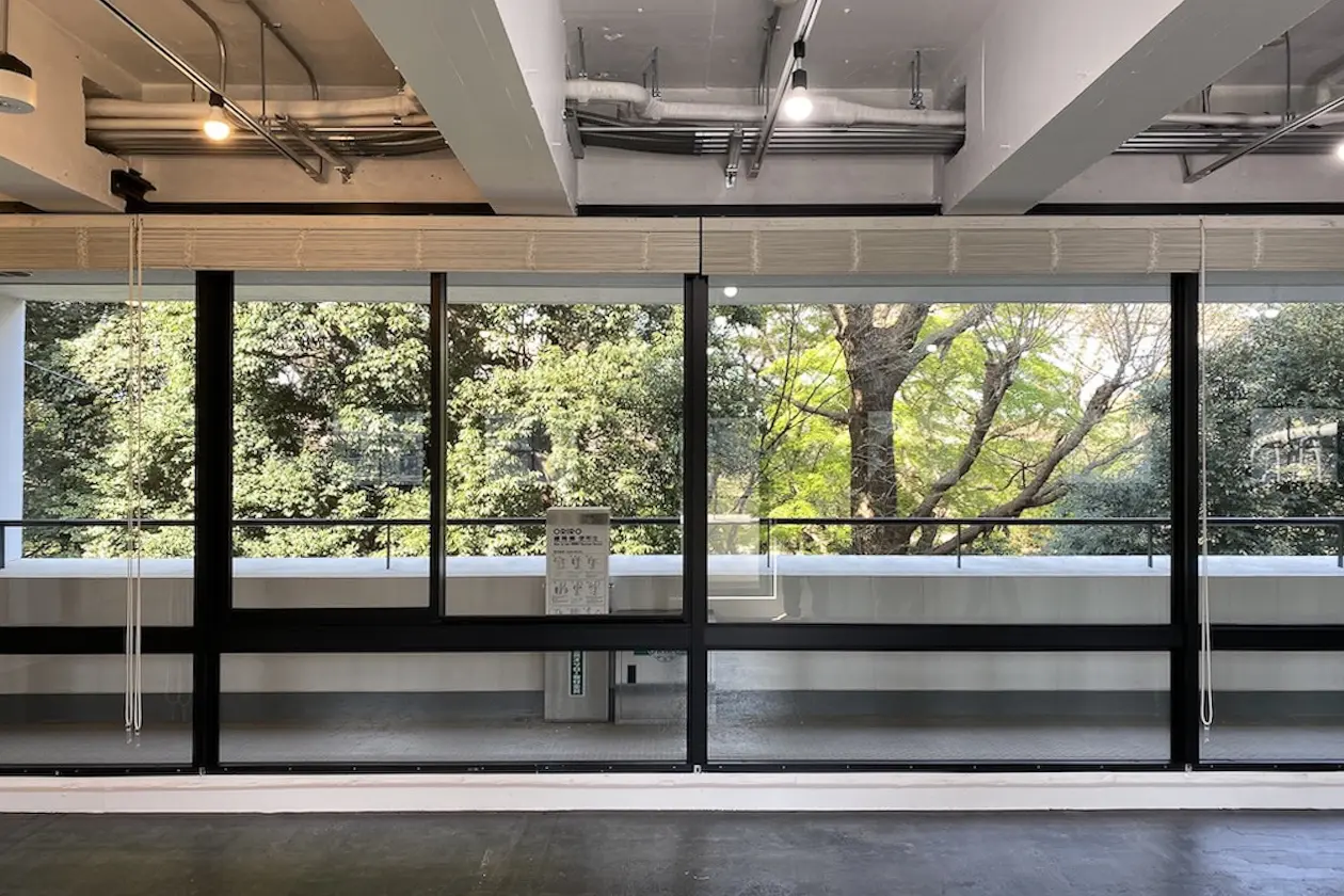 千駄ヶ谷3分、御苑の緑を望むリノベオフィス 室内