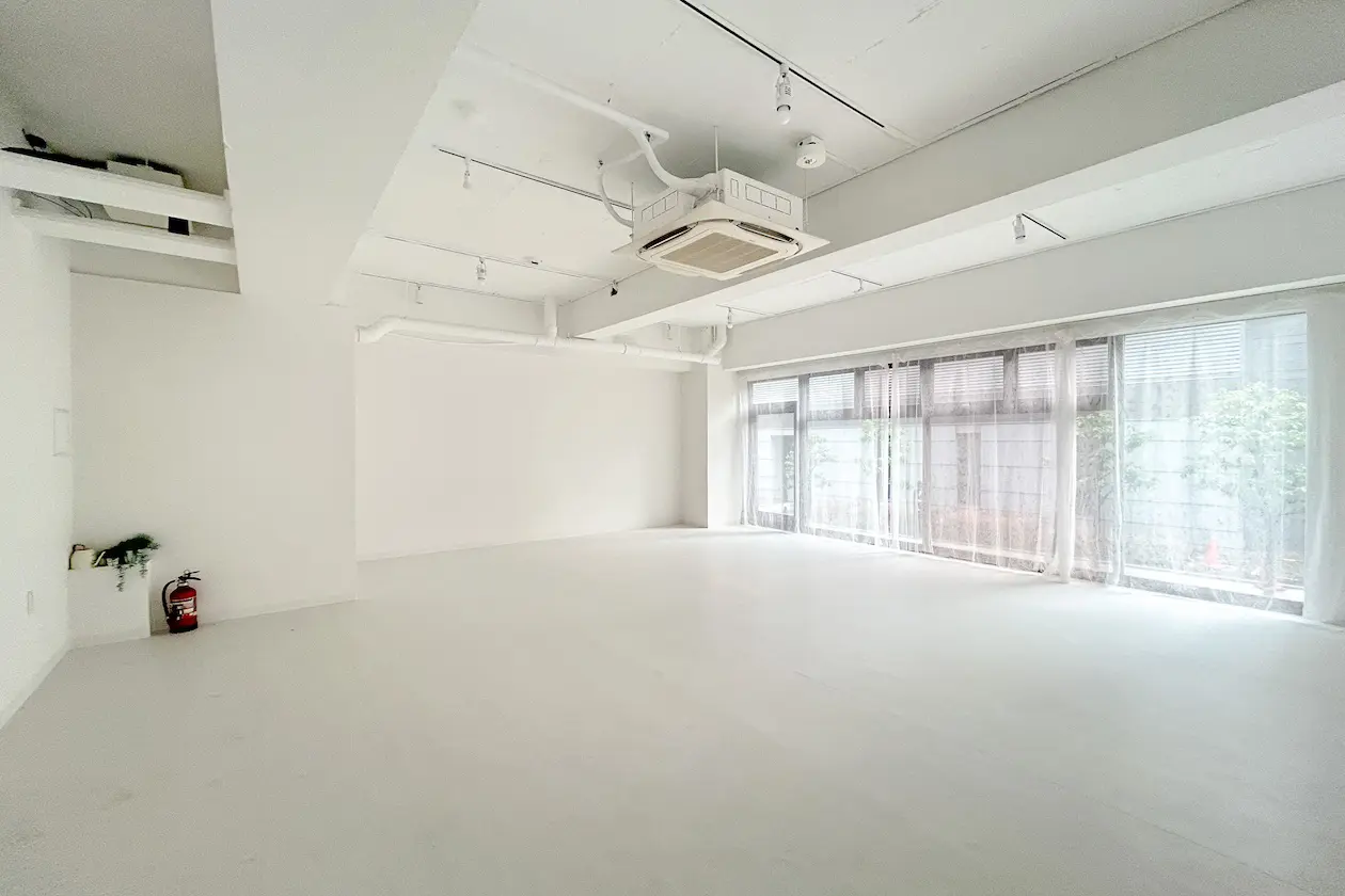 赤坂、透明感と天高で魅せる1階ホワイト空間