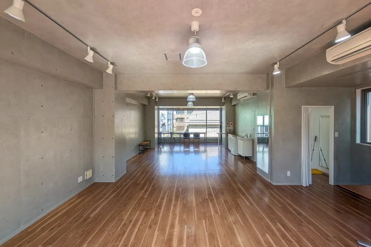 表参道、開放感と余白の一棟貸し居抜きオフィス 室内