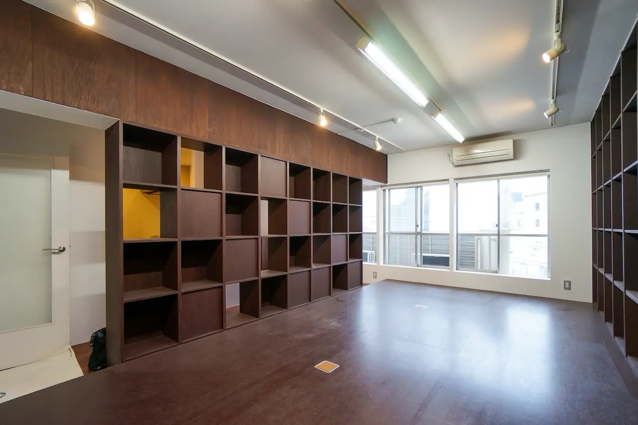 渋谷、見せる収納を主役にサロンやオフィスとして