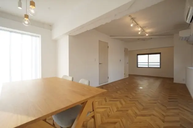 北青山三丁目、店舗可能、ヘリンボーン床のリノベオフィス