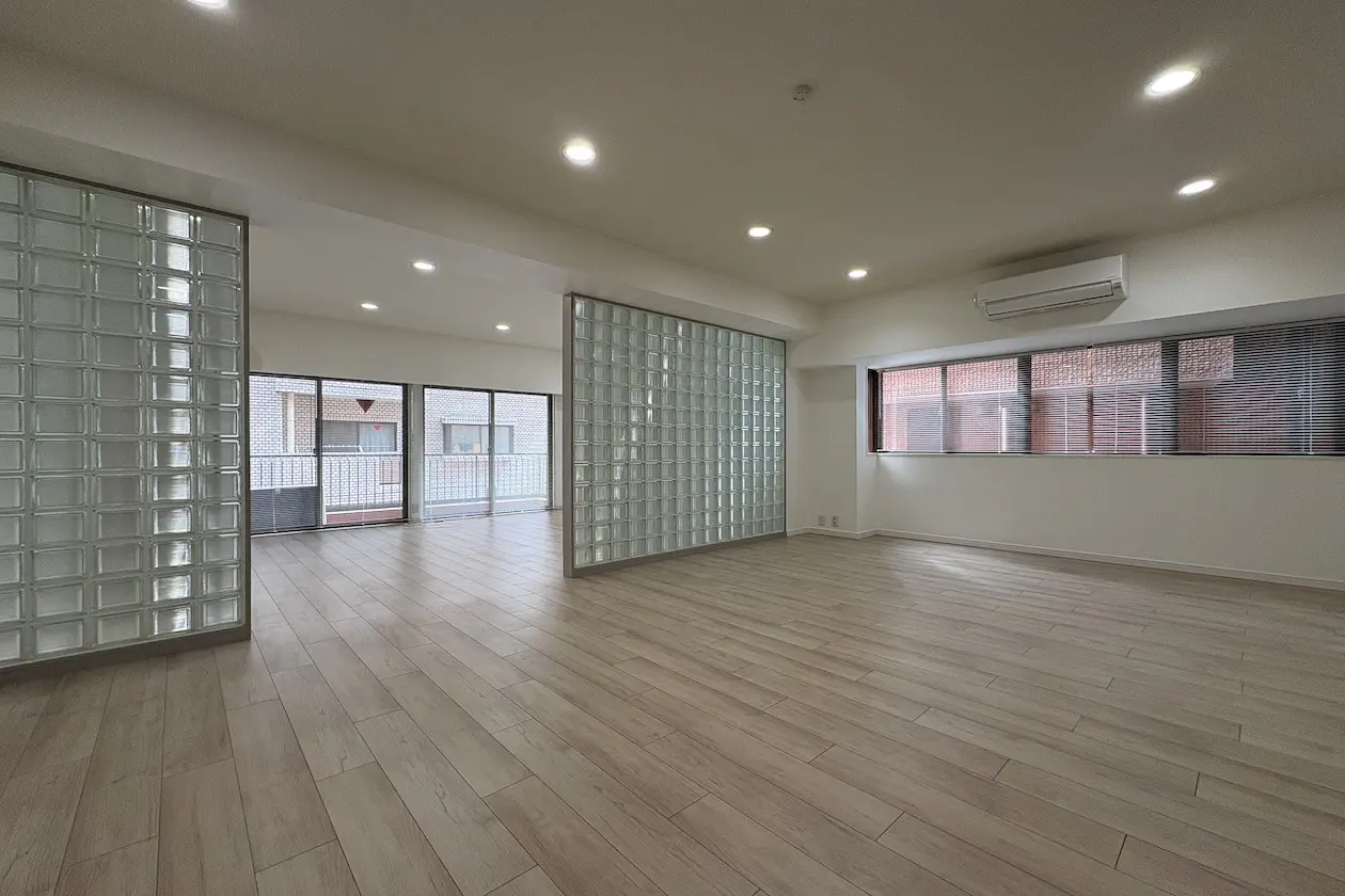 骨董通り沿い、自然光広がる、ヴィンテージSOHO