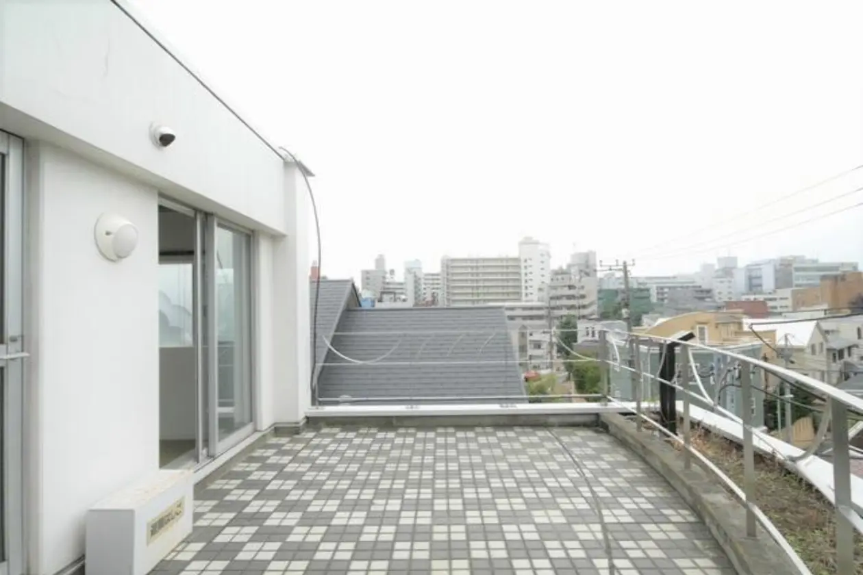 中目黒、彩光とモルタルが美しいリノベオフィス 室内