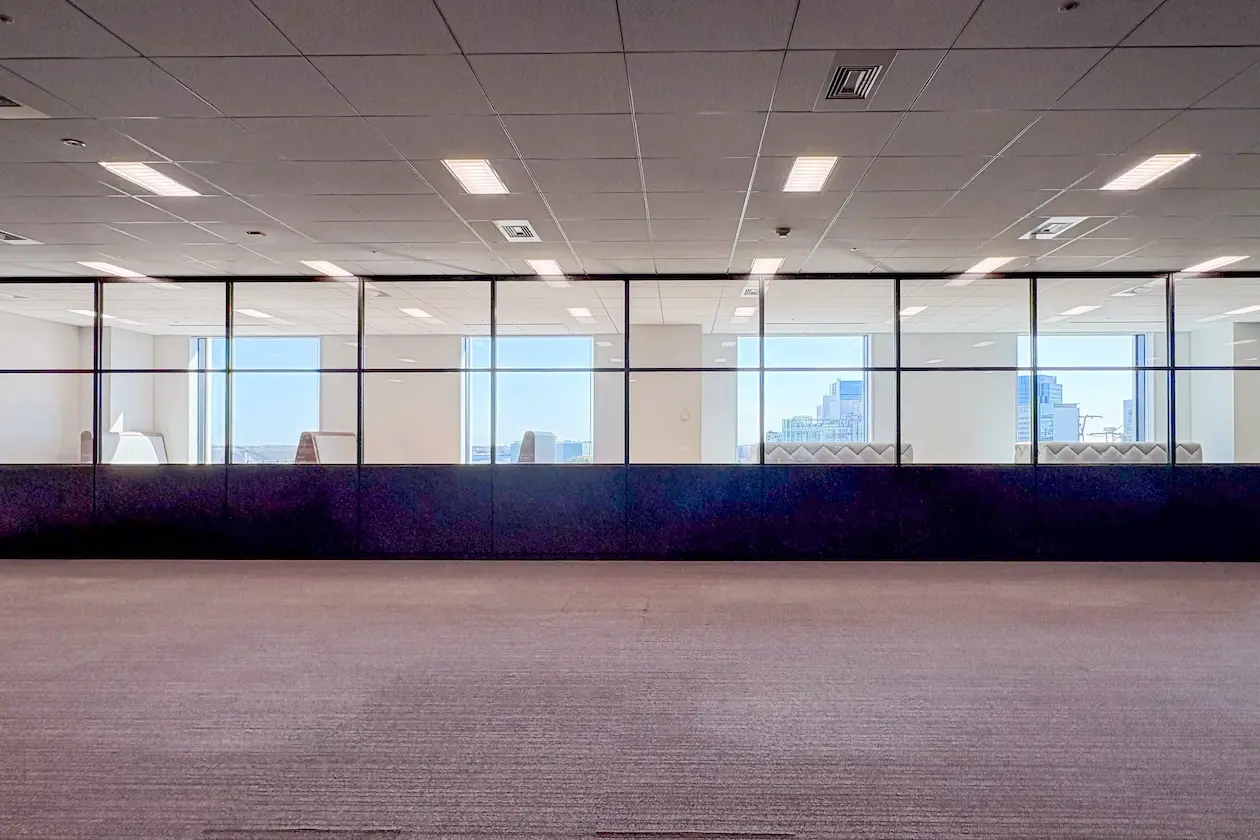 お台場、商業エリア直通の湾岸ビュー居抜きオフィス 室内