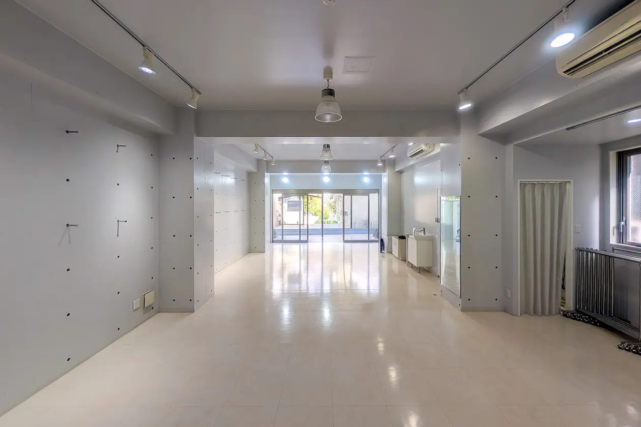 表参道オフィス 白基調のシンプルなワンフロア空間