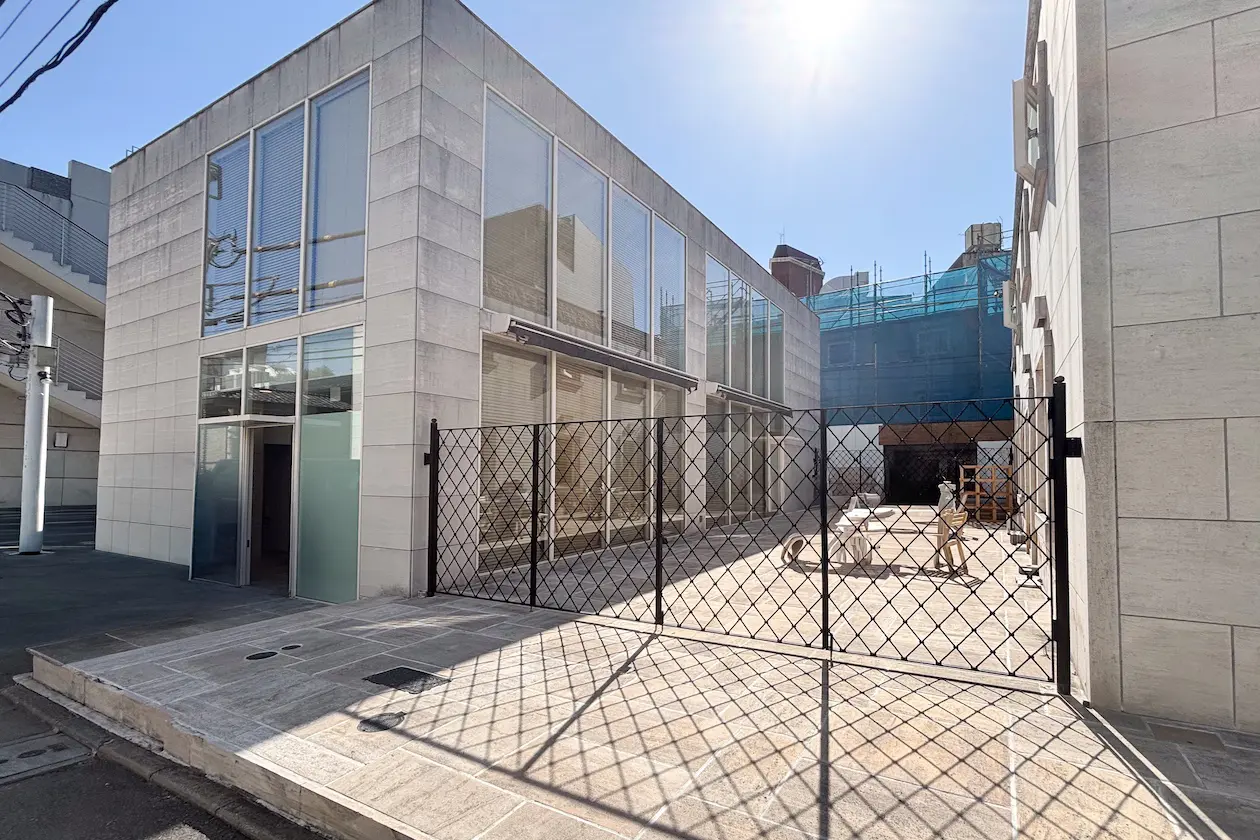 原宿3分、街とつながるテラス付き一棟貸しビル 外観