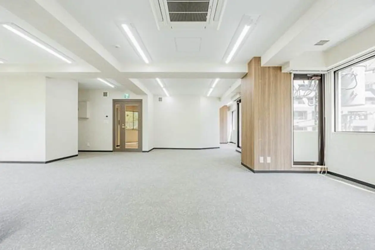 市ヶ谷7分、コンパクトながら男女別トイレに会議室完備のセットアップオフィス