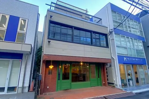 北参道、アンティーク調素材感の居抜き一棟