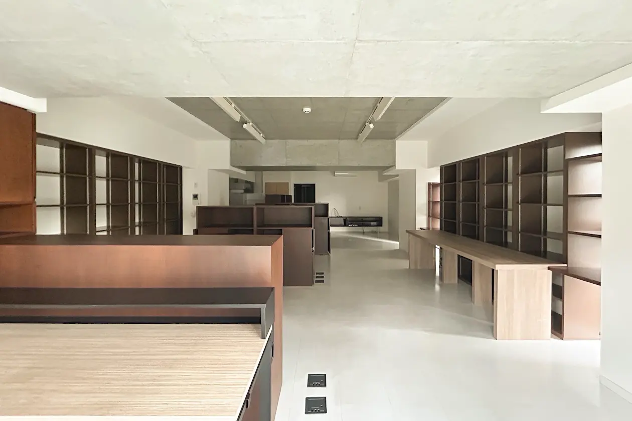 麻布十番3分、白とコンクリートの居抜きオフィス