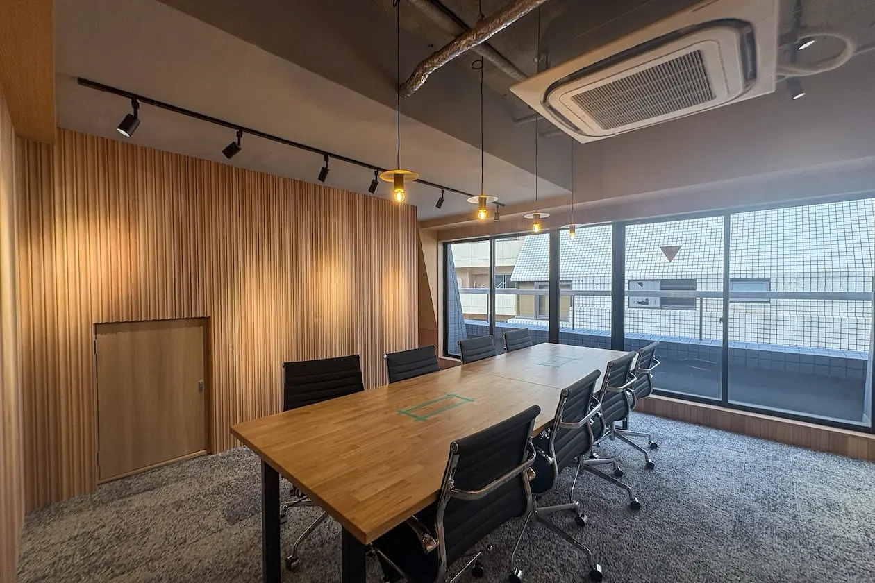 紀尾井町、上質なセットアップで環境を整える。 室内