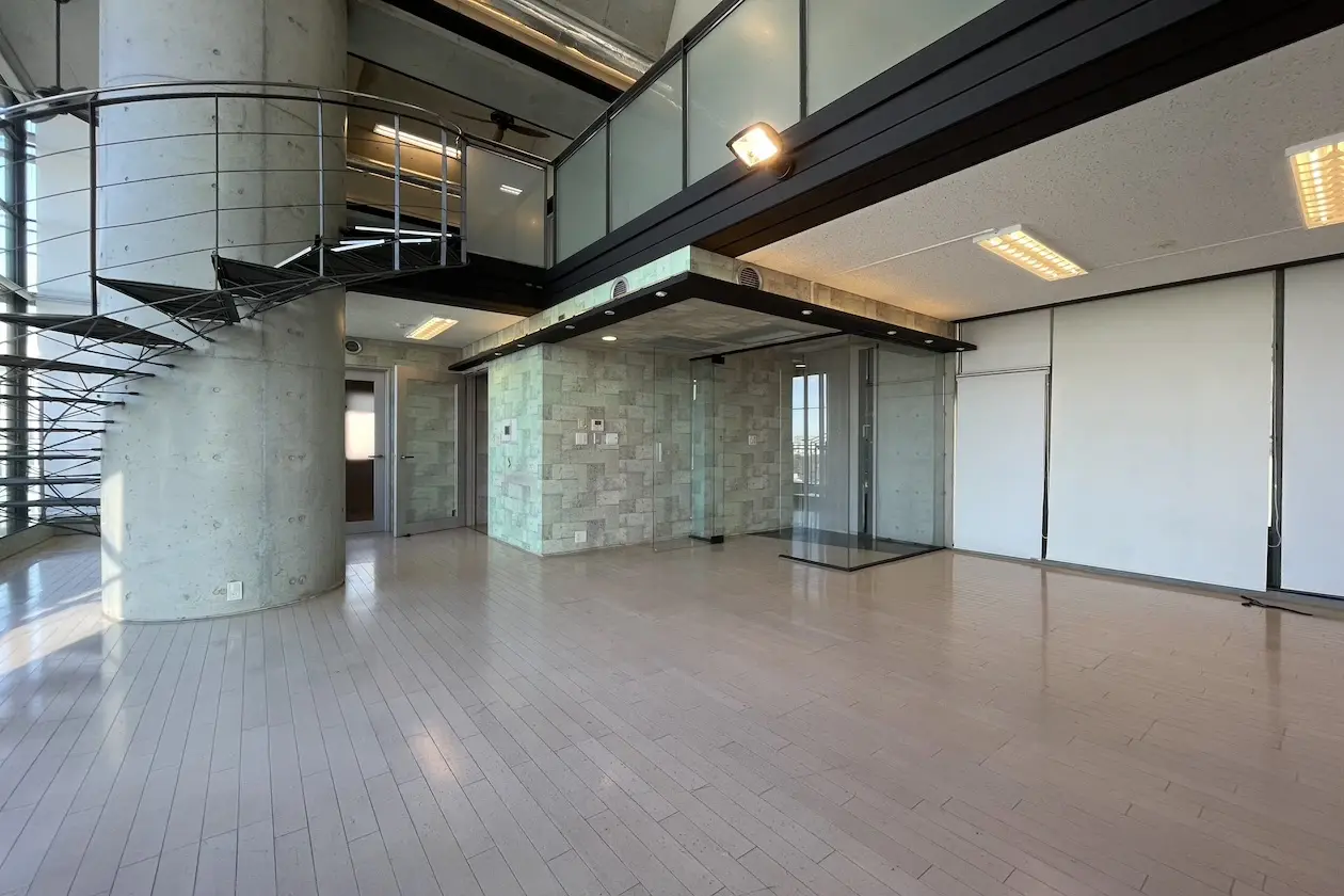 北青山、ガラスウォールのメゾネットSOHO