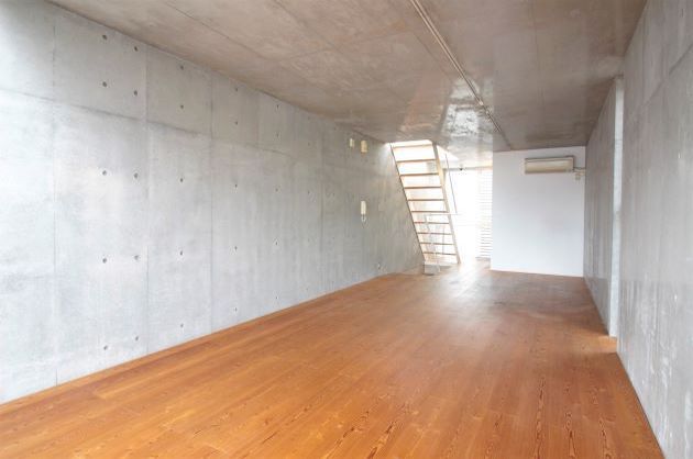 【募集終了】等々力、光と影のコントラストのガレージつき戸建