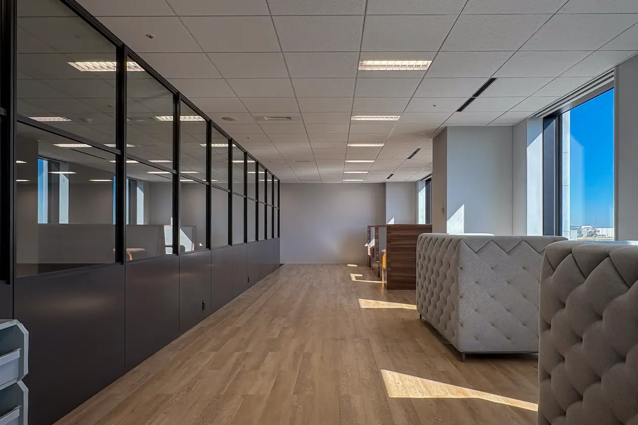 お台場、商業エリア直通の湾岸ビュー居抜きオフィス 室内