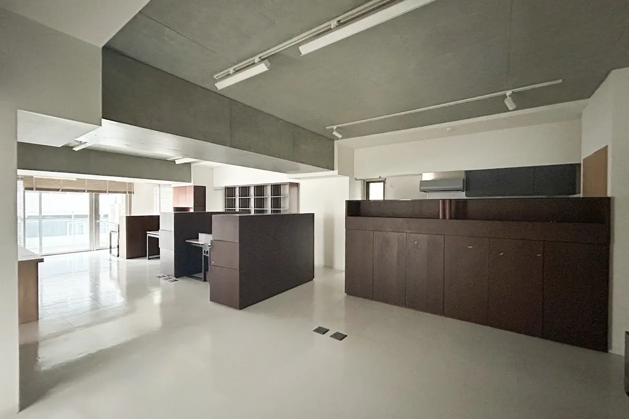 麻布十番3分、白とコンクリートの居抜きオフィス 室内