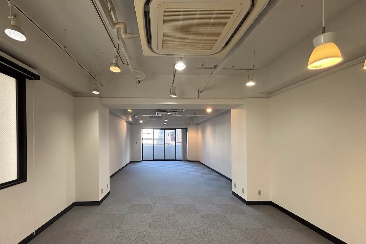 麻布十番、ラフな素材で整えるワンフロアオフィス 室内