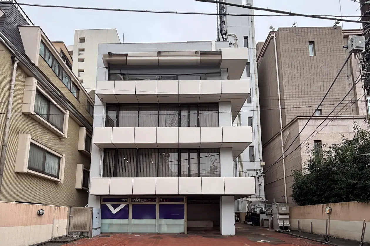 麹町、2面採光で自然光を操るSOHO 室内