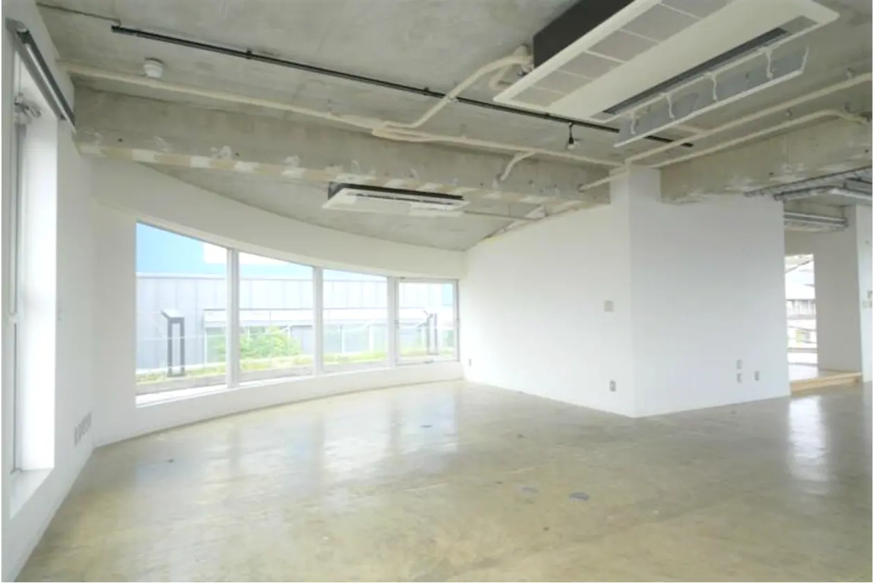 中目黒、彩光とモルタルが美しいリノベオフィス 室内