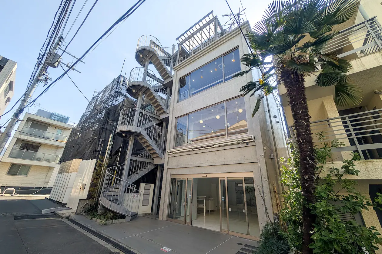 表参道 一棟貸しオフィス外観 コンクリートとガラスのデザイナーズビル