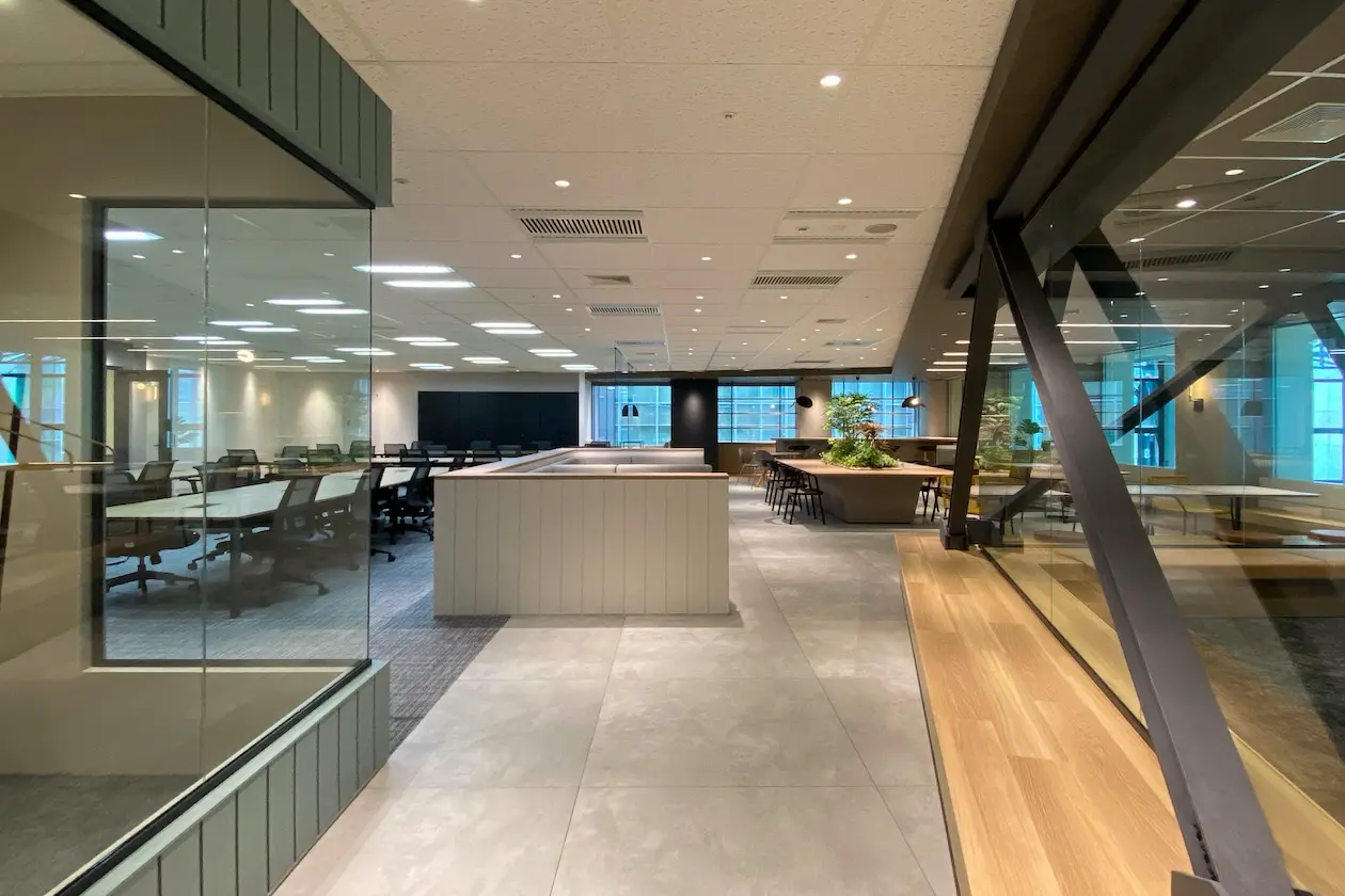 DRAFT社デザインの約100坪セットアップオフィス全景