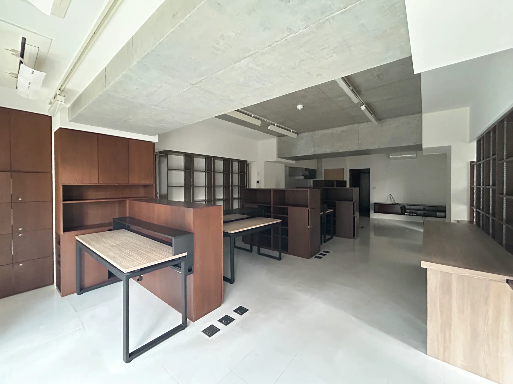 麻布十番3分、白とコンクリートの居抜きオフィス 室内