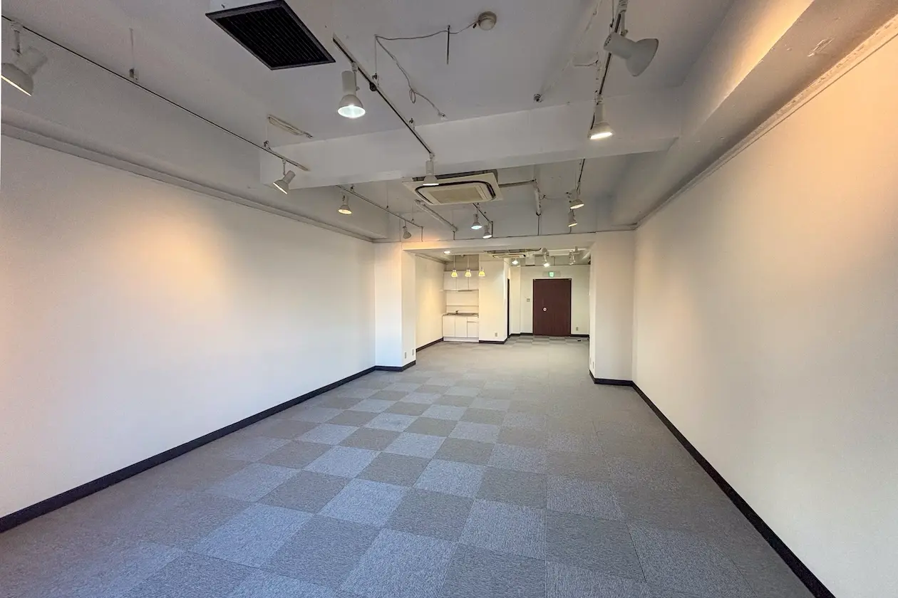 麻布十番、ラフな素材で整えるワンフロアオフィス 室内