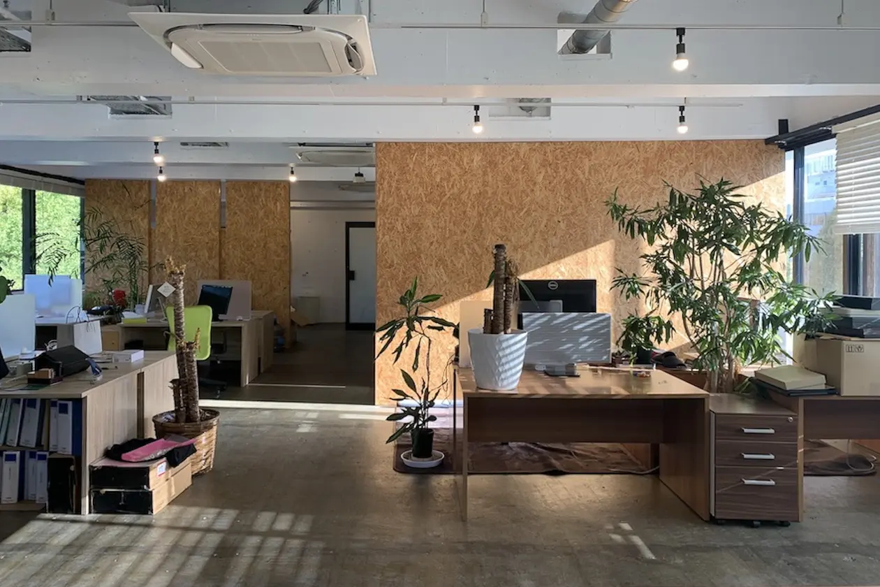 千駄ヶ谷3分、御苑の緑を望むリノベオフィス 室内