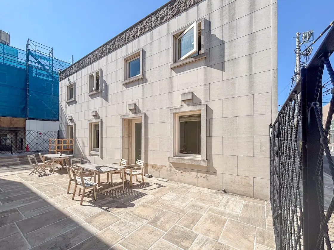 原宿3分、街とつながるテラス付き一棟貸しビル 外観