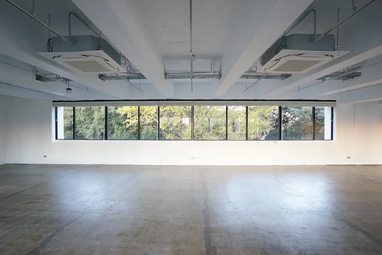 千駄ヶ谷3分、御苑の緑を望むリノベオフィス 室内