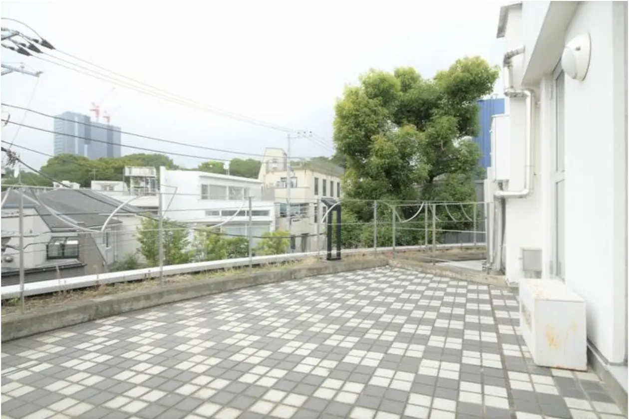 中目黒、彩光とモルタルが美しいリノベオフィス 室内