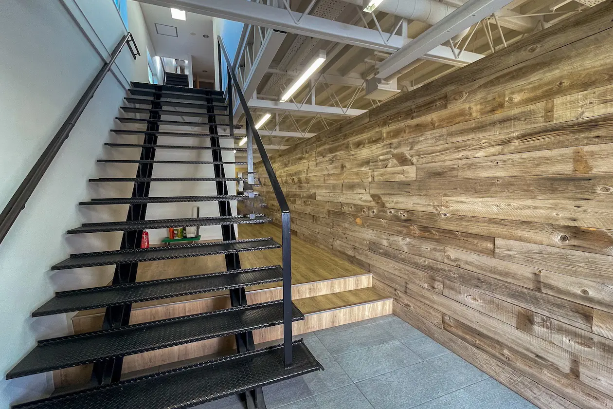 恵比寿、倉庫リノベーションの屋上つき一棟貸しビル