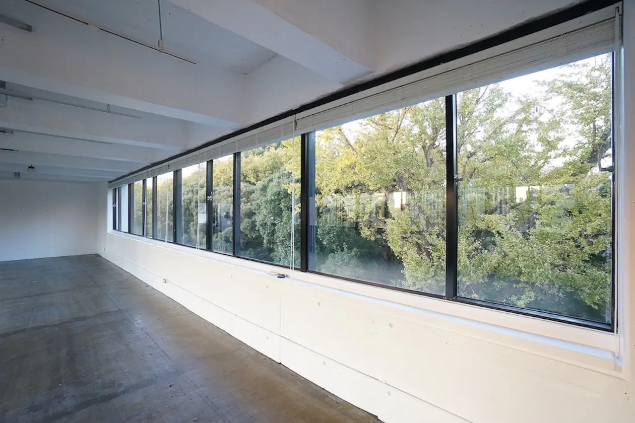 千駄ヶ谷3分、御苑の緑を望むリノベオフィス 室内