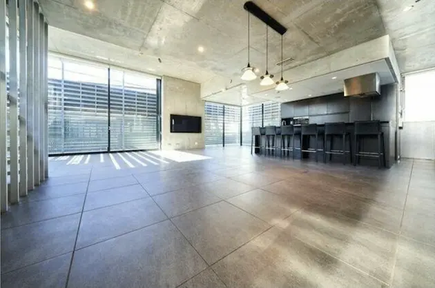 祐天寺3分、コンクリートが美しいバルコニー付戸建