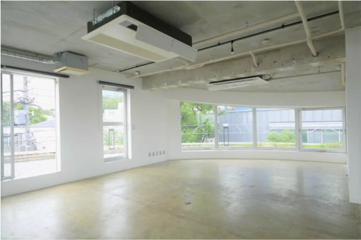 中目黒、彩光とモルタルが美しいリノベオフィス 室内