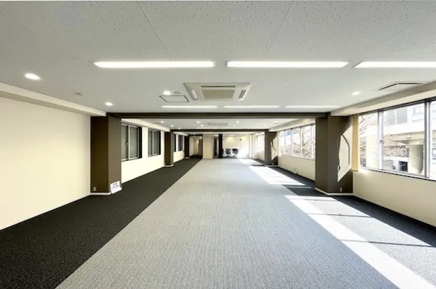 永田町、屋上・2つの会議室付きシンプルセットアップ