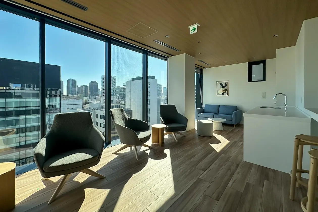 owns八丁堀 アートが飾られたラウンジ