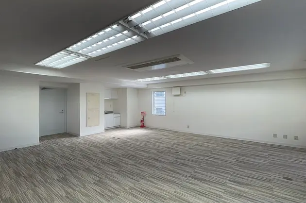 新富町2分、リーズナブルな会議室付のシンプルオフィス